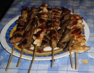 brochetas-con-salsa-de-tomate