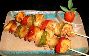 Brochetas vegetales con jarabe de pimientos