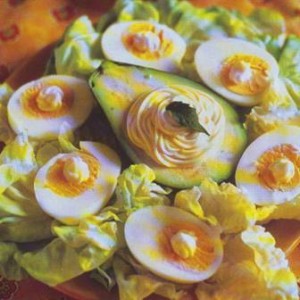 Aguacates con huevo duro y espárragos
