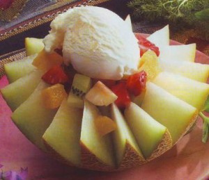 Melón con macedonia de frutas y helado