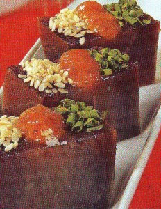 Mojama de atún con confitura de naranja, cebollino y sésamo