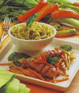Salteado de pollo con verduras y albahaca