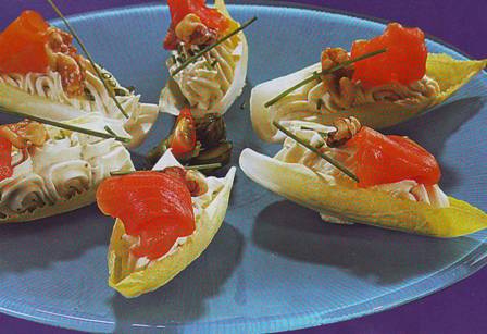 Endibias rellenas de queso con salmón y nueces