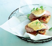 montaditos_de_lomo_a_las_finas_hierbas_con_queso_y_tomate