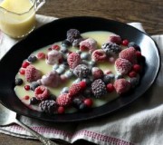 bayas-heladas-con-salsa-de-limoncello-con-chocolate-blanco