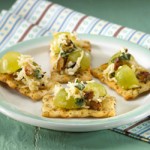 Canapés de queso suizo con uvas