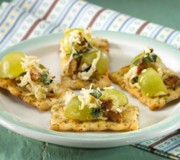 Canapés de queso suizo con uvas