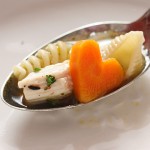 sopa-de-pollo-con-trozos-de-zanahoria-en-forma-de-corazon