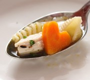 sopa-de-pollo-con-trozos-de-zanahoria-en-forma-de-corazon