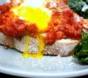 huevos-escalfados-con-salsa-de-tomate