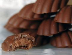 Concha de chocolate rellena de nata y fresas