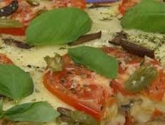 Pizza de quesos con albahaca