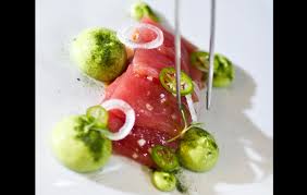 Láminas de tataki de atún con espuma de aguacate