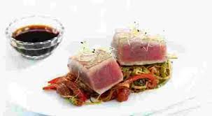 Atún negro con mariscos salteados con ajo y cilantro