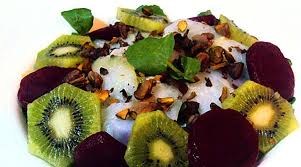 Ensalada exótica de salmón ahumado con kiwis