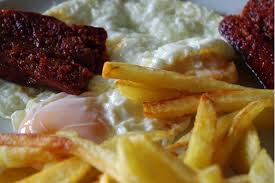 Huevos fritos con papas y chorizo
