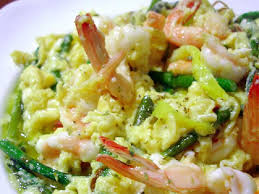 Huevos revueltos con gambas y espárragos