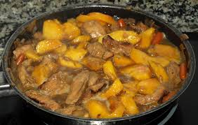 Lomo en salsa y almendras y melocotones