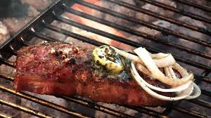 Bistec con cebollas a la parrilla