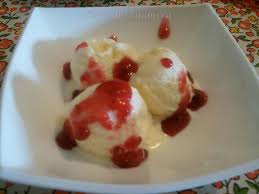Helado a los tres quesos con salsa de frambuesa