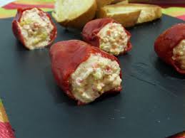 Pimientos del piquillo rellenos de queso y cangrejo