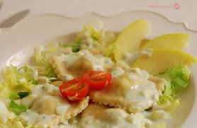 Raviolis de piña rellenos de toffee