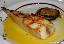 Rodaballo con salsa santurce y patata arrugada