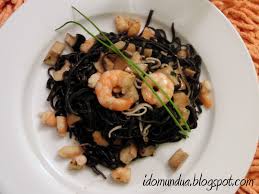 Espaguetti Nero Di Sepia con gambas y langostinos