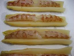 Espárragos rellenos de salmón con salsa caliente