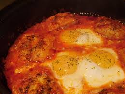 Huevos en tomate