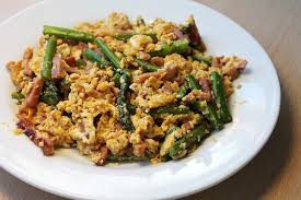 Huevos revueltos con bacon y espárragos