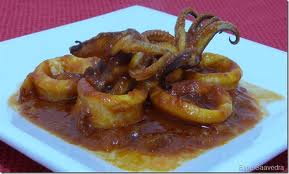 Calamares fritos con salsa de alubias