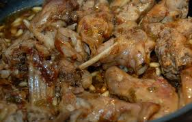 Conejo con salsa de Higaditos,Piñones y pimientos