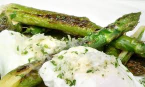 Huevos escalfados con espárragos