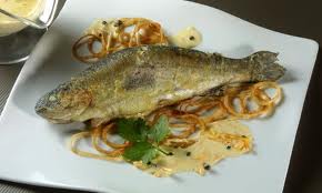 Truchas con pimienta verde y aros de cebolla