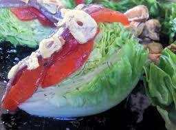 Cogollitos de tudela con piquillos y aceite al orégano