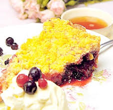 Crema inglesa con coulis de frutos rojos, copos de arroz y frambuesas