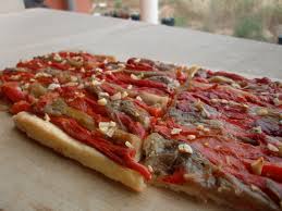 Coca de pimientos y jamón