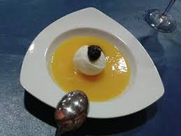 Sopa de melocotón con helado