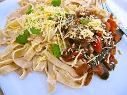 linguini con salsa y berenjena