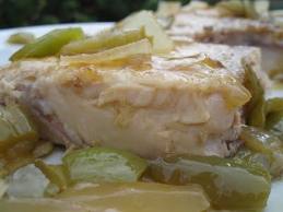 Bonito con cebolla y vino blanco