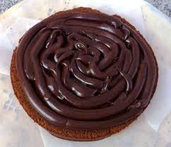 Tarta glaseada rellena