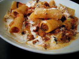 Rigattonis con ragú y ricotta