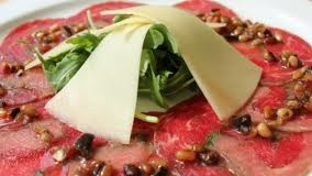 Carpaccio de ternera con salsa romulada