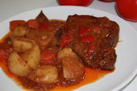 Jarrete de añojo con pimientos rojos