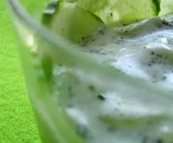 Ensalada cremosa de pepino y cebolla tierna