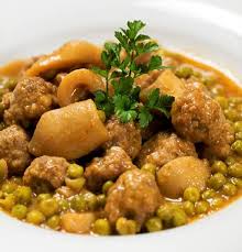 Sepia con guisantes, alcachofas y albóndigas