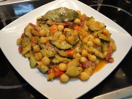 Calabací­n con salsa y garbanzos