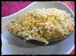 Aguacates rellenos de salmón y cangrejo