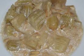 Cardo con nueces y salsa de queso azul